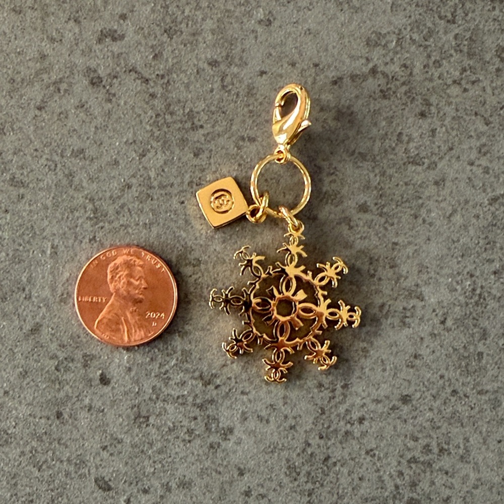 CHANEL Beauty Charm - Picture 2 of 5